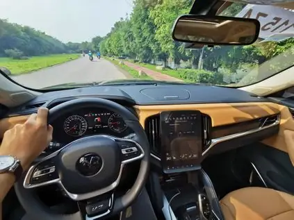 xe trung quoc brilliance v7 cap ben thi truong viet noi that de lien tuong toi vinfast dspl 5