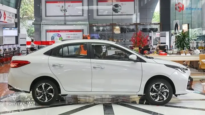 Ngoại thất hông xe Toyota Vios 1.5G 2025 có nhiều đường gân dập nổi thể thao, tăng cường tính khí động lực học và độ cứng vững cho xe Ngoại thất hông xe Toyota Vios 1.5G 2025 có nhiều đường gân dập nổi thể thao, tăng cường tính khí động lực học và độ cứng vững cho xe