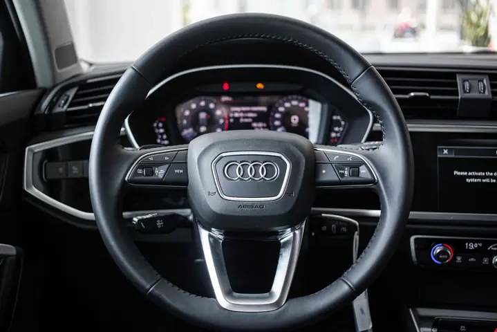 Vô lÄng 3 chấu bá»c da cao cấp trên Audi Q3 2023 Vô lÄng 3 chấu bá»c da cao cấp trên Audi Q3 2023