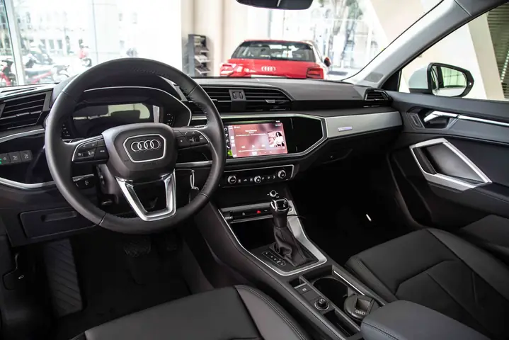 Khoang ná»i tháº¥t cá»§a Audi Q3 2023 ÄÆ°á»£c thiáº¿t káº¿ theo phong cách tá»i giáº£n nhÆ°ng váº«n toát lên váº» Äáº³ng cáº¥p, sang trá»ng