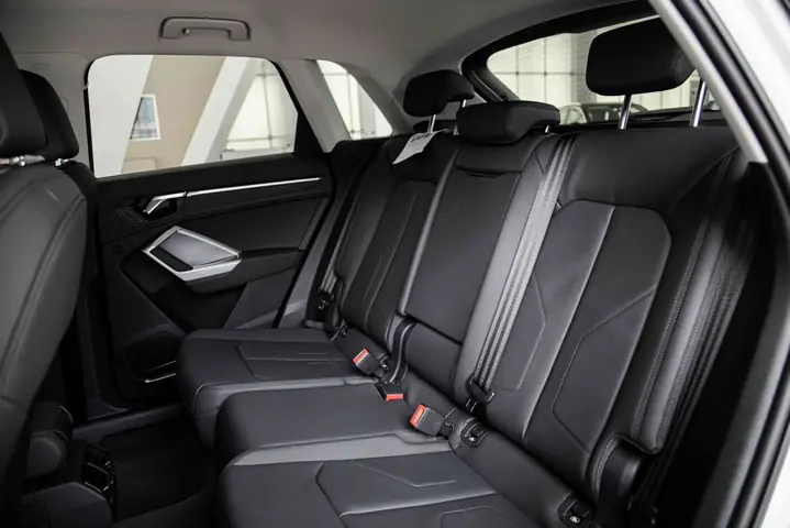 Hàng ghế thứ 2 trên Audi Q3 2023 Hàng ghế thứ 2 trên Audi Q3 2023