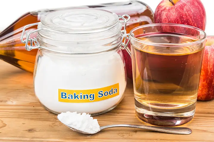 1.Sử dụng giấm và baking soda