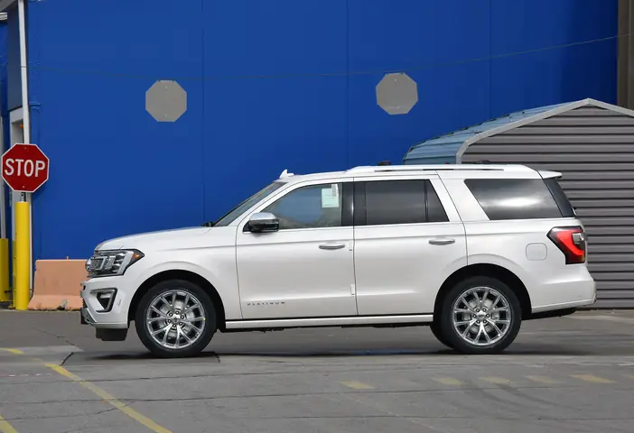 SUV 8 chỗ Ford Expedition 2018 lên dây chuyền sản xuất, sẵn sàng cạnh tranh Toyota Sequoia - Ảnh 3.