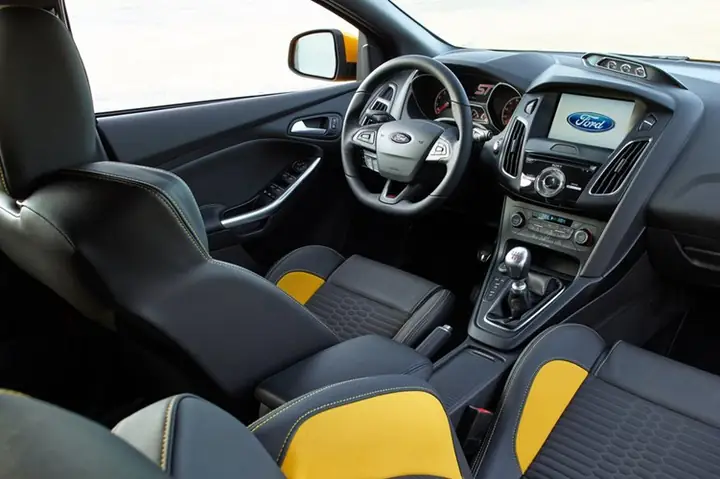 Dọn nội thất cho xe ô tô Ford Focus 2011