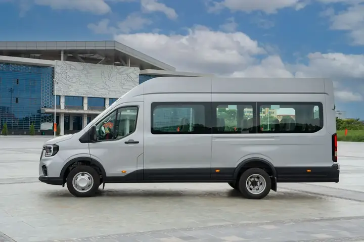 Ngoại thất Ford Transit Premium+ 18 chỗ