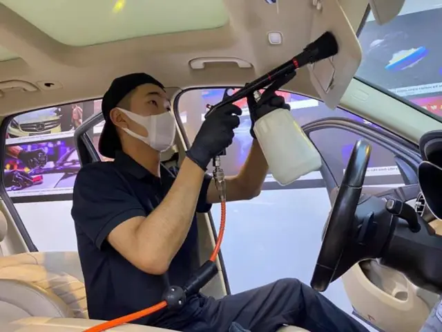 Vệ Sinh Hút Bụi Nội Thất Xe Hơi
