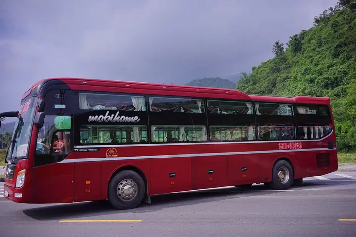 Nhà xe Cầu Mè đi Hà Gianglà một trong những đơn vị vận tải chất lượng cao, được nhiều hành khách tin tưởng và lựa chọn cho hành trình từ Hà Nội tới Hà Giang. Với phương châm "An toàn - Tiện lợi - Thoải mái", xe Cầu Mè luôn nỗ lực mang đến những trải nghiệm tốt nhất cho khách hàng.