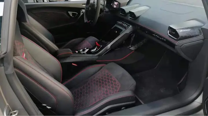 Còn Đây Là Nội Thất Siêu Xe Lamborghini Huracan Evo Đầu Tiên Về Nước