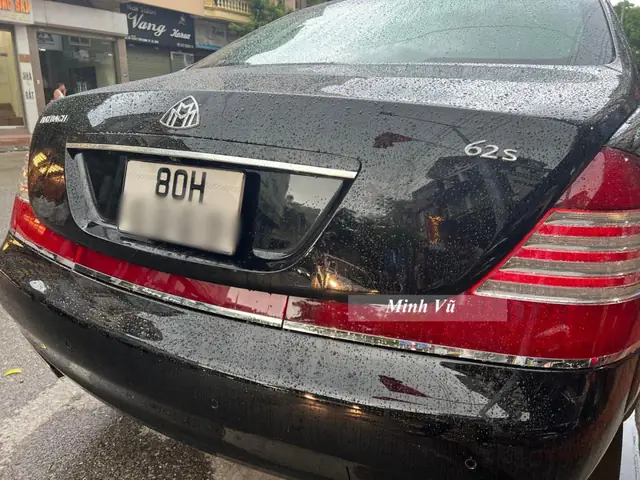 Phải tinh ý lắm mới thấy chiếc xe Maybach 62S của doanh nhân Quảng Ninh đã được thay đổi diện mạo đầu xe với lưới tản nhiệt chỉ còn 21 nan thanh vì 23 nan như nguyên bản, phần cản va trước cũng được nâng cấp lên bản 2013, tức phiên bản cuối đời của hãng xe Maybach.
