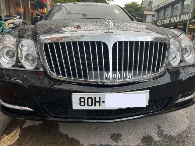 Phải tinh ý lắm mới thấy chiếc xe Maybach 62S của doanh nhân Quảng Ninh đã được thay đổi diện mạo đầu xe với lưới tản nhiệt chỉ còn 21 nan thanh vì 23 nan như nguyên bản, phần cản va trước cũng được nâng cấp lên bản 2013, tức phiên bản cuối đời của hãng xe Maybach.