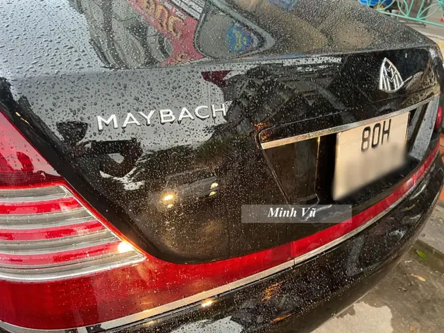 Phải tinh ý lắm mới thấy chiếc xe Maybach 62S của doanh nhân Quảng Ninh đã được thay đổi diện mạo đầu xe với lưới tản nhiệt chỉ còn 21 nan thanh vì 23 nan như nguyên bản, phần cản va trước cũng được nâng cấp lên bản 2013, tức phiên bản cuối đời của hãng xe Maybach.