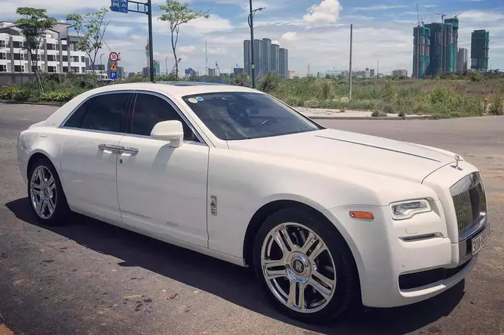 Vì sao bạn nên lá»±a chá»n chiếc xe Roll Royce Äi gặp khách hàng? Vì sao bạn nên lá»±a chá»n chiếc xe Roll Royce Äi gặp khách hàng?