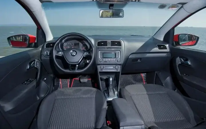 Nội thất xe Polo Hatchback 2018 được thiết kế theo phong cách đậm chất Đức, đơn giản và sang trọng