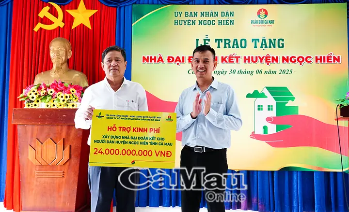 Chiều nay (30/6), tại xã Phan Ngọc Hiển, Công ty Cổ phần Phân bón Dầu khí Cà Mau phối hợp với địa phương tổ chức Lễ khánh thành và bàn giao 300 căn nhà Đại đoàn kết cho hộ nghèo, hộ có hoàn cảnh khó khăn.