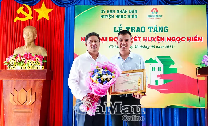 Chiều nay (30/6), tại xã Phan Ngọc Hiển, Công ty Cổ phần Phân bón Dầu khí Cà Mau phối hợp với địa phương tổ chức Lễ khánh thành và bàn giao 300 căn nhà Đại đoàn kết cho hộ nghèo, hộ có hoàn cảnh khó khăn.