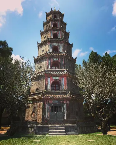 phần trang trí nội thất chùa huế
