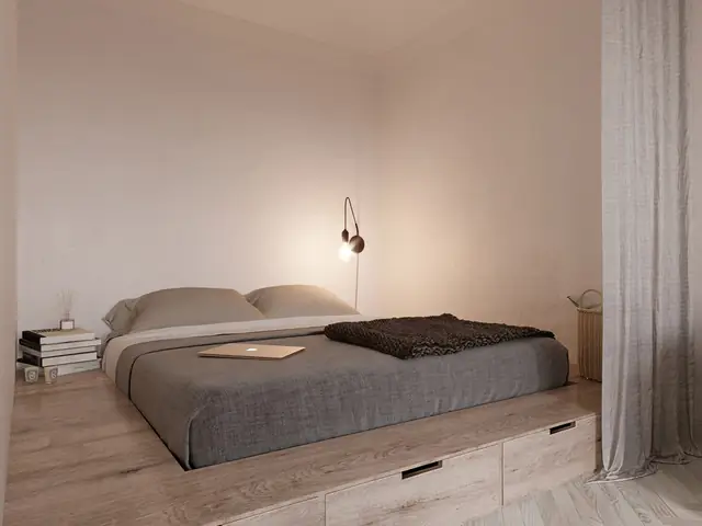 Một chiếc gương thủ công tô điểm cho khu vực phía trên một đơn vị vanity bê tông trắng.