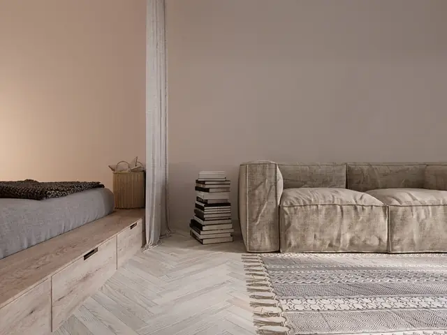 Một chiếc gương thủ công tô điểm cho khu vực phía trên một đơn vị vanity bê tông trắng.