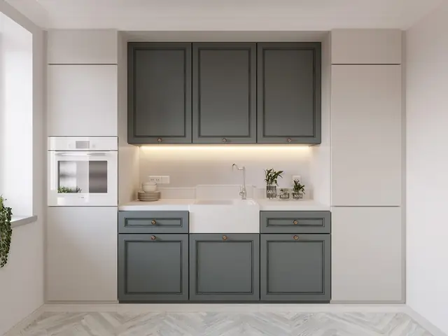Một chiếc gương thủ công tô điểm cho khu vực phía trên một đơn vị vanity bê tông trắng.