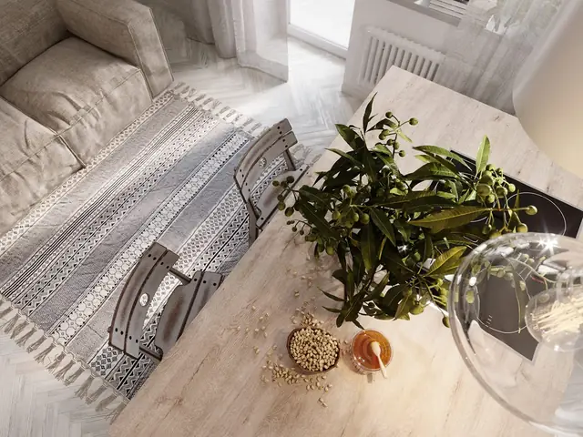 Một chiếc gương thủ công tô điểm cho khu vực phía trên một đơn vị vanity bê tông trắng.