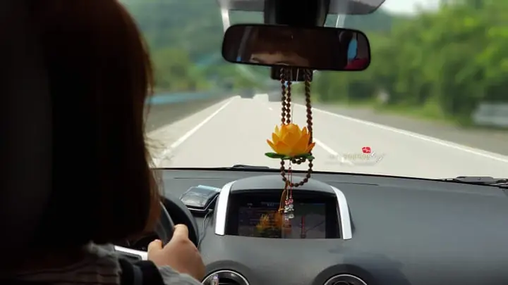 Khánh treo xe ô tô phong thuỷ là gì?
