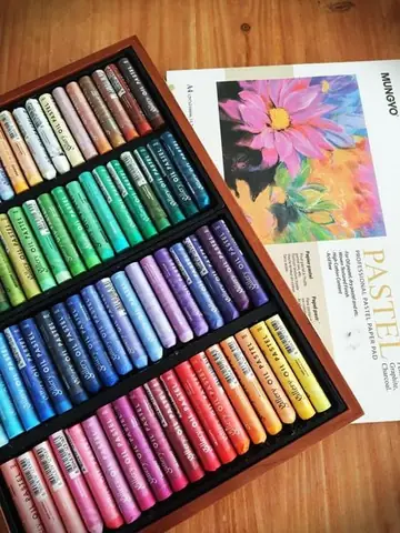 Màu pastel là một khái niệm mà nhiều người đã nghe qua và thường xuyên thấy trong cuộc sống hàng ngày, từ thời trang cho đến trang trí nội thất, tranh vẽ và thậm chí cả trong lĩnh vực thực phẩm.
