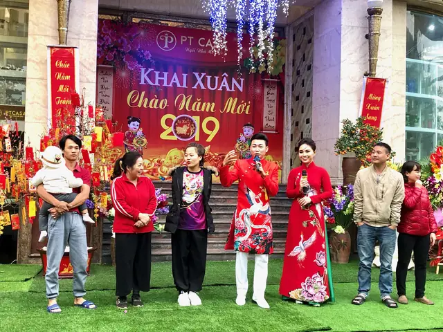 Ngày 12/2 (tức 8 Tết), Công Ty Nội Thất Châu Âu Pt Casa Đã Tưng Bừng Khai Xuân Năm Mới Kỷ Hợi Tại Showroom 177 Cầu Diễn, Hà Nội Trong Sự Chúc Mừng Của Hàng Trăm Quan Khách, Khán Giả Và Các Nghệ Sĩ Nổi Tiếng.