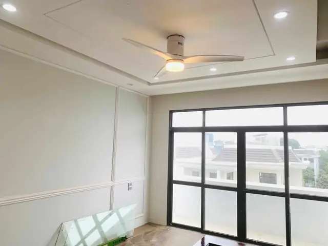 Đặc điểm nổi bật của LUXAIRE RITTER HUGGER ABS WH