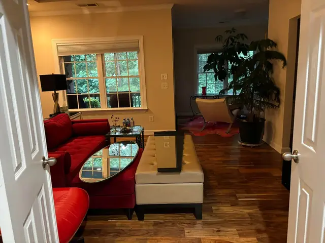 r/interiordecorating - Có màu xám nhạt nào hợp với sàn gỗ màu ấm không nhỉ?