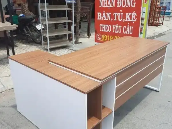 BÃ n giÃ¡m Äá»c chá»¯ L