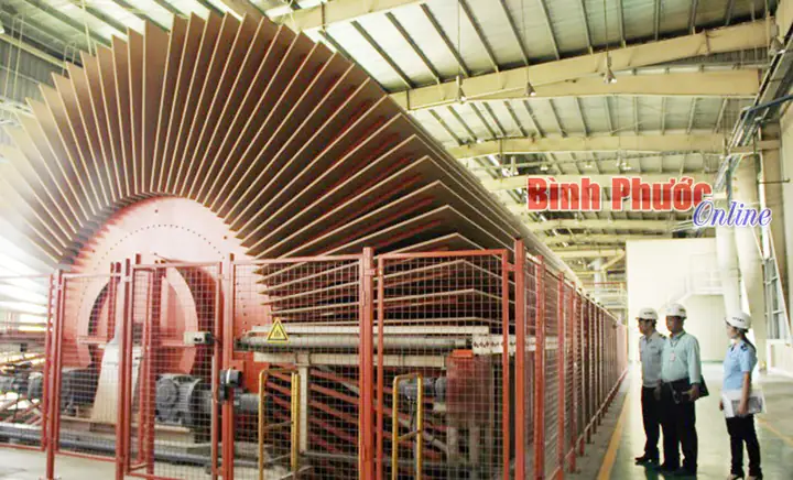 Công đoạn làm nguội tấm gỗ tại Nhà máy chế biến gỗ MDF VRG Dongwha (Khu công nghiệp Minh Hưng III) với công nghệ hiện đại đáp ứng nhu cầu xuất khẩu ở thị trường nước ngoài