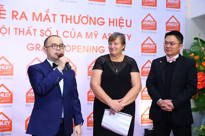 Doanh nhân Dương Quốc Nam; bà Shari Wagner – Chủ tịch của Ashley Furniture từ USA.