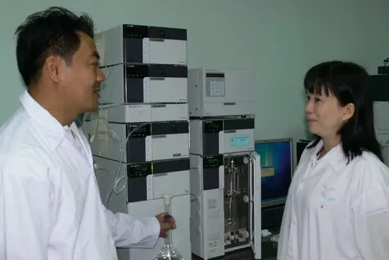 Thạc Sĩ Bành Thị Ngọc Quỳnh Trao Đổi Công Việc Với Đồng Nghiệp.