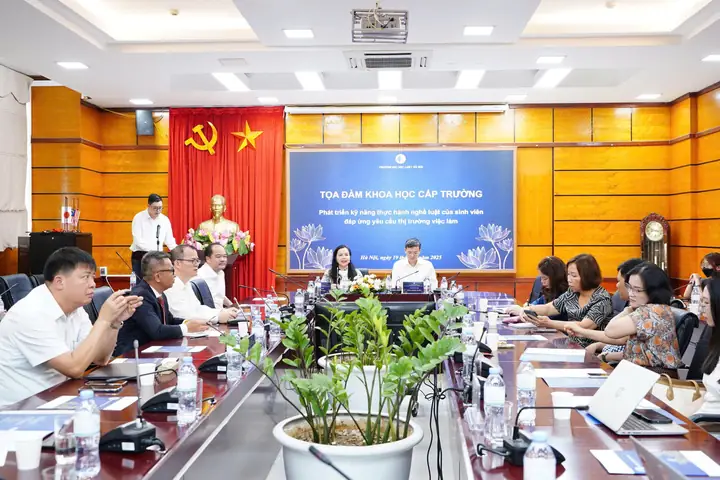 Theo thống kê của Đại hoc Luật Hà Nội, các năm qua, tỷ lệ sinh viên có việc làm sau khi tốt nghiệp 12 tháng luôn ở mức cao, hơn 90%.