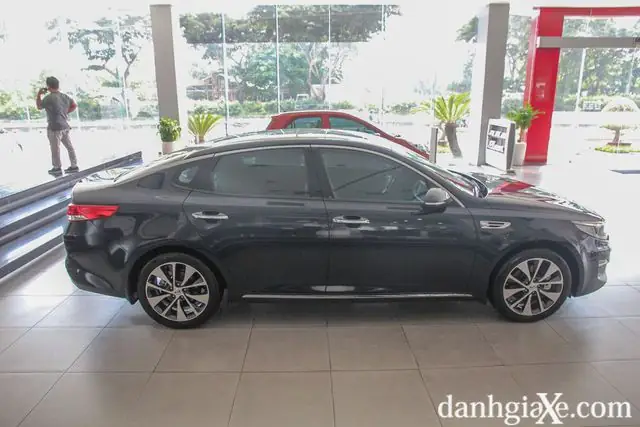 so sánh nội thất mazda6 1.5 với optima 2.4