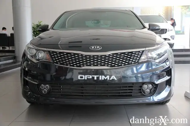 so sánh nội thất mazda6 1.5 với optima 2.4
