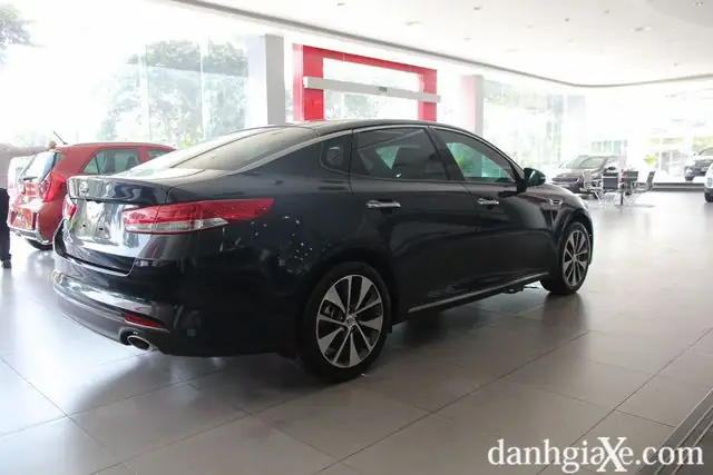 so sánh nội thất mazda6 1.5 với optima 2.4