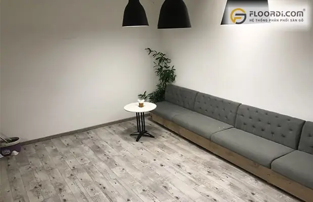 Nhà sàn gỗ sơn tường màu gì?
