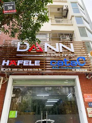 Thi Công Biển Quảng Cáo Nền Gỗ Đẹp Tại Hà Nội