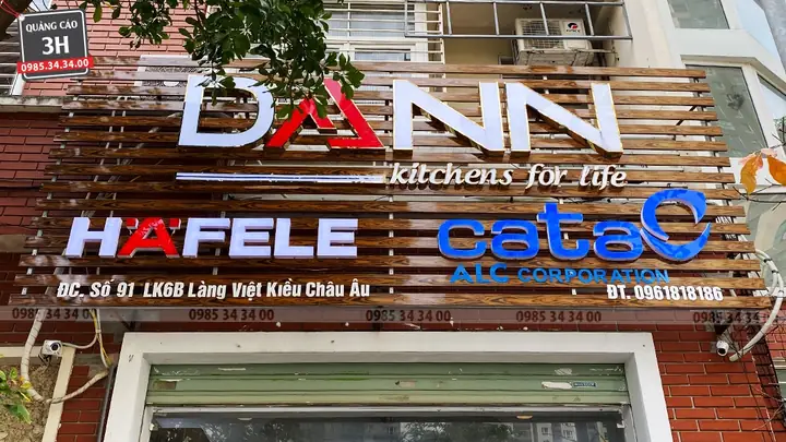Thi Công Biển Quảng Cáo Nền Gỗ Đẹp Tại Hà Nội