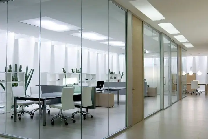 1. Bản chất – đặc điểm của vật liệu kính trong nội thất