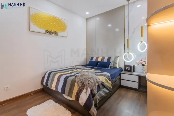 Vách Ốp Gỗ Phủ Acrylic Màu Beige Và Nẹp Inox Vàng Làm Điểm Nhấn Nổi Bật Khi Thi Công Nội Thất Phòng Ngủ