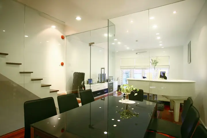 Chất Liệu Thay Cho Kiếng Trong Nội Thất