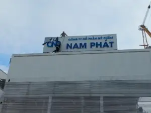 Thi Công Bảng Hiệu Alu Dán Mica Chữ Hông Fomex