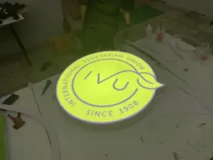 Thi Công Bộ Chữ Mica Và Logo In Uv