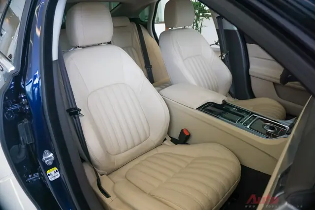 Ghế Lái Có Chức Năng Điều Chỉnh Điện Và Nhớ Vị Trí. Ngoài Ra, Ghế Xe Của Jaguar Xf Còn Có Các Lỗ Thông Khí Và Bơm Tựa Lưng Êm Ái Cho Các Hành Trình Dài.